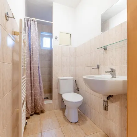 بيت شباب Dorm Residences Dlha ستوبافا